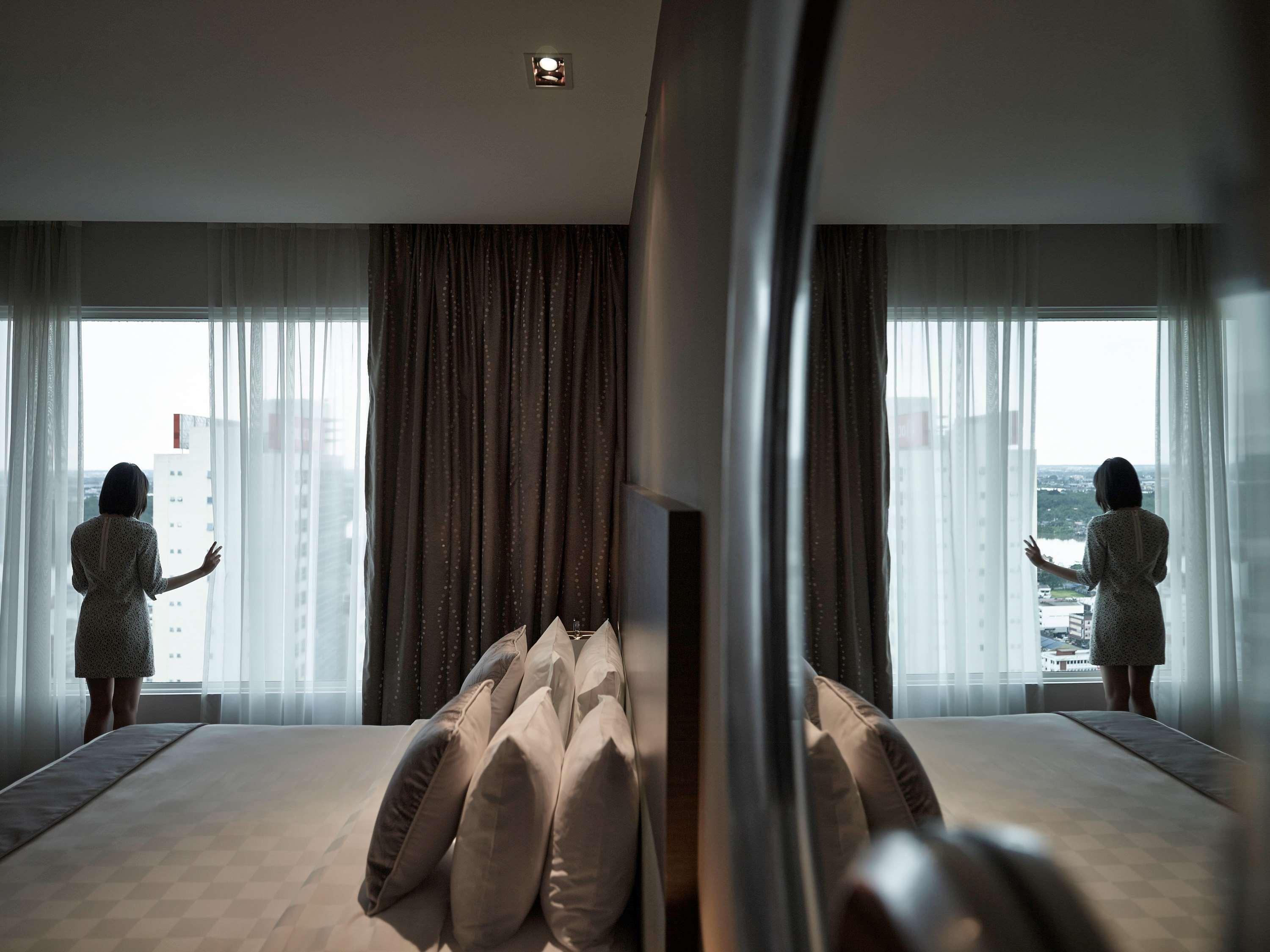 Hotel Pullman Kuching Exterior foto A room at the hotel