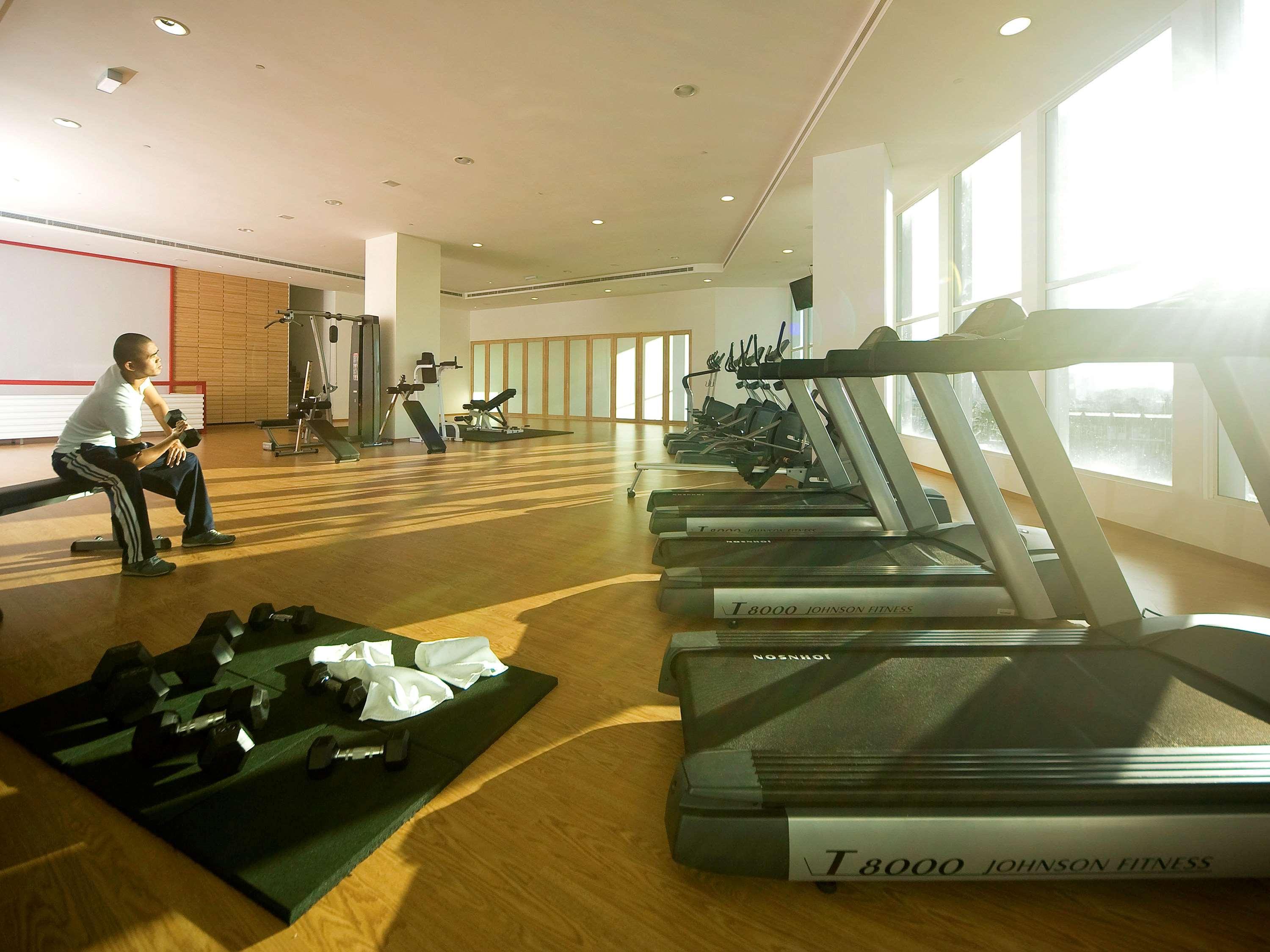 Hotel Pullman Kuching Exterior foto The gym at the InterContinental