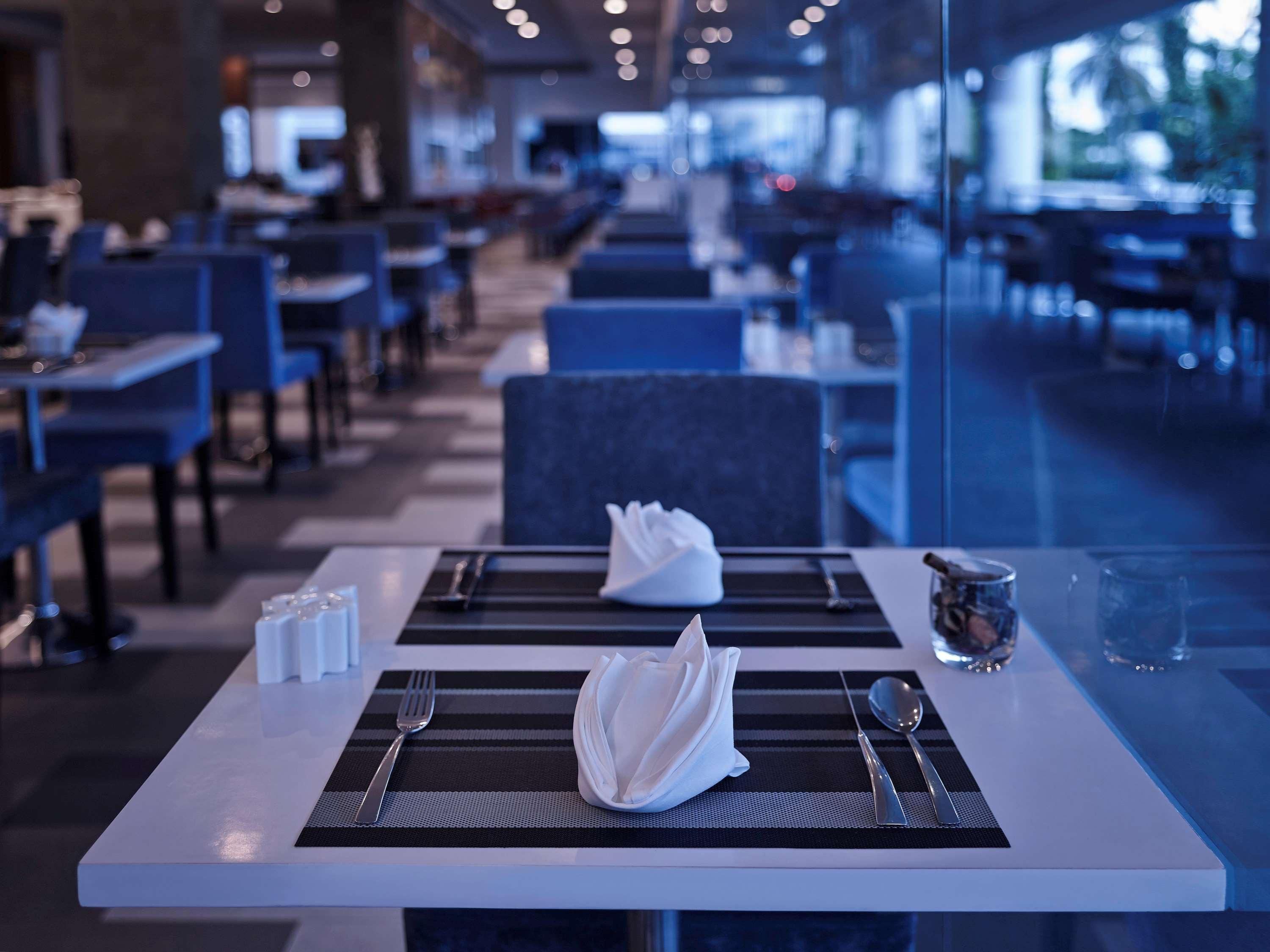 Hotel Pullman Kuching Exterior foto A place setting at a restaurant