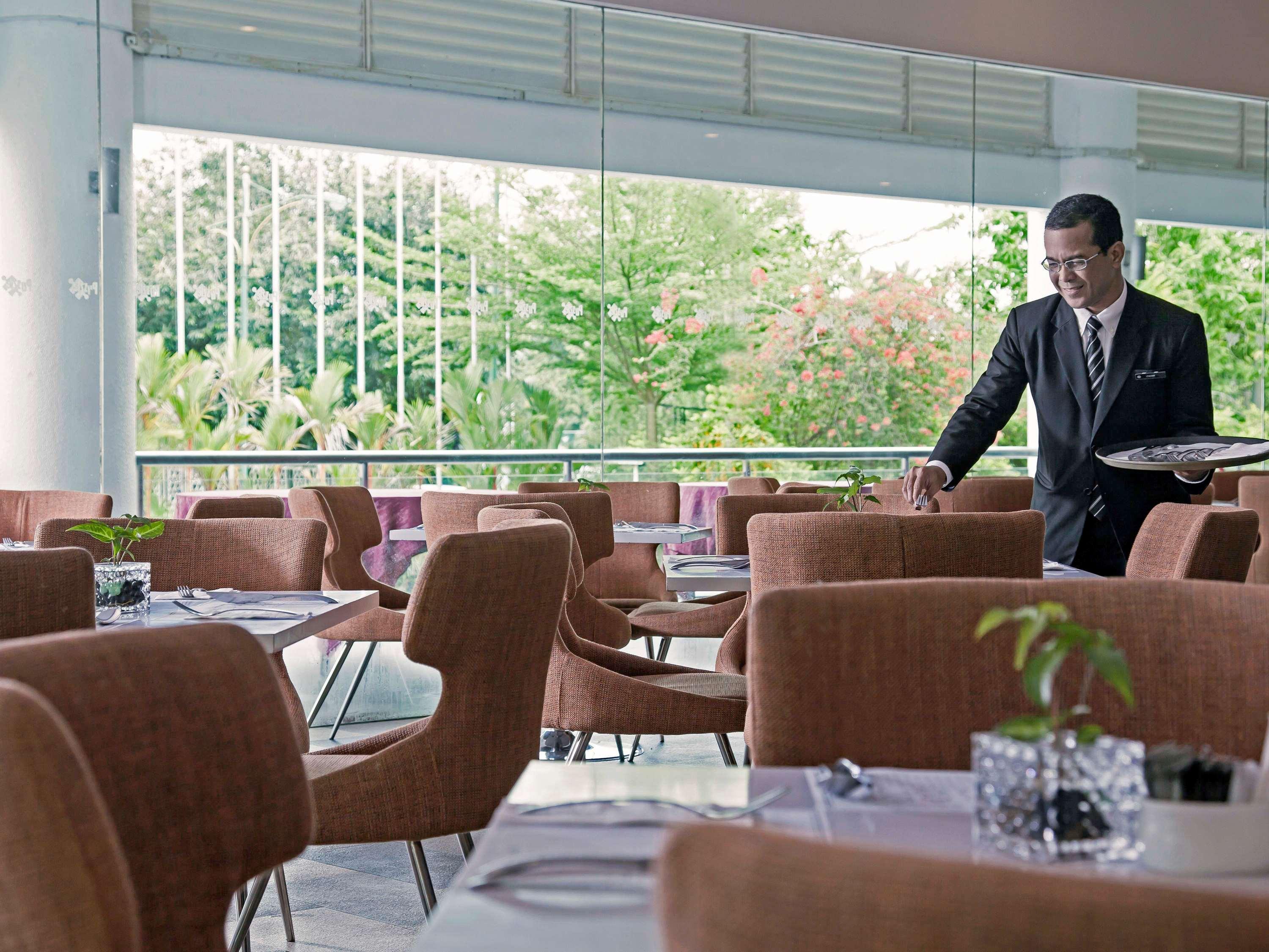 Hotel Pullman Kuching Exterior foto A restaurant at the hotel