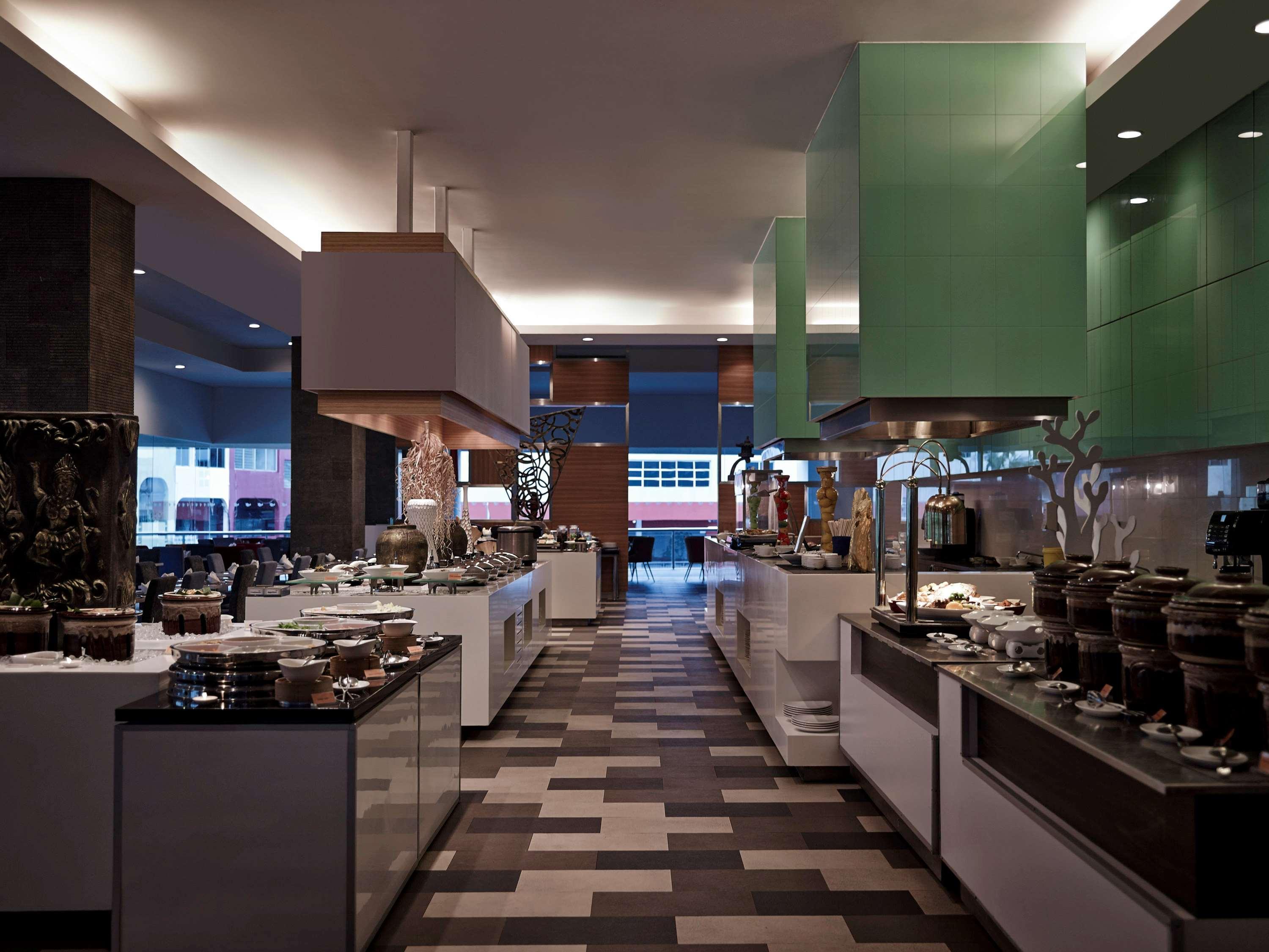 Hotel Pullman Kuching Exterior foto The buffet at the hotel