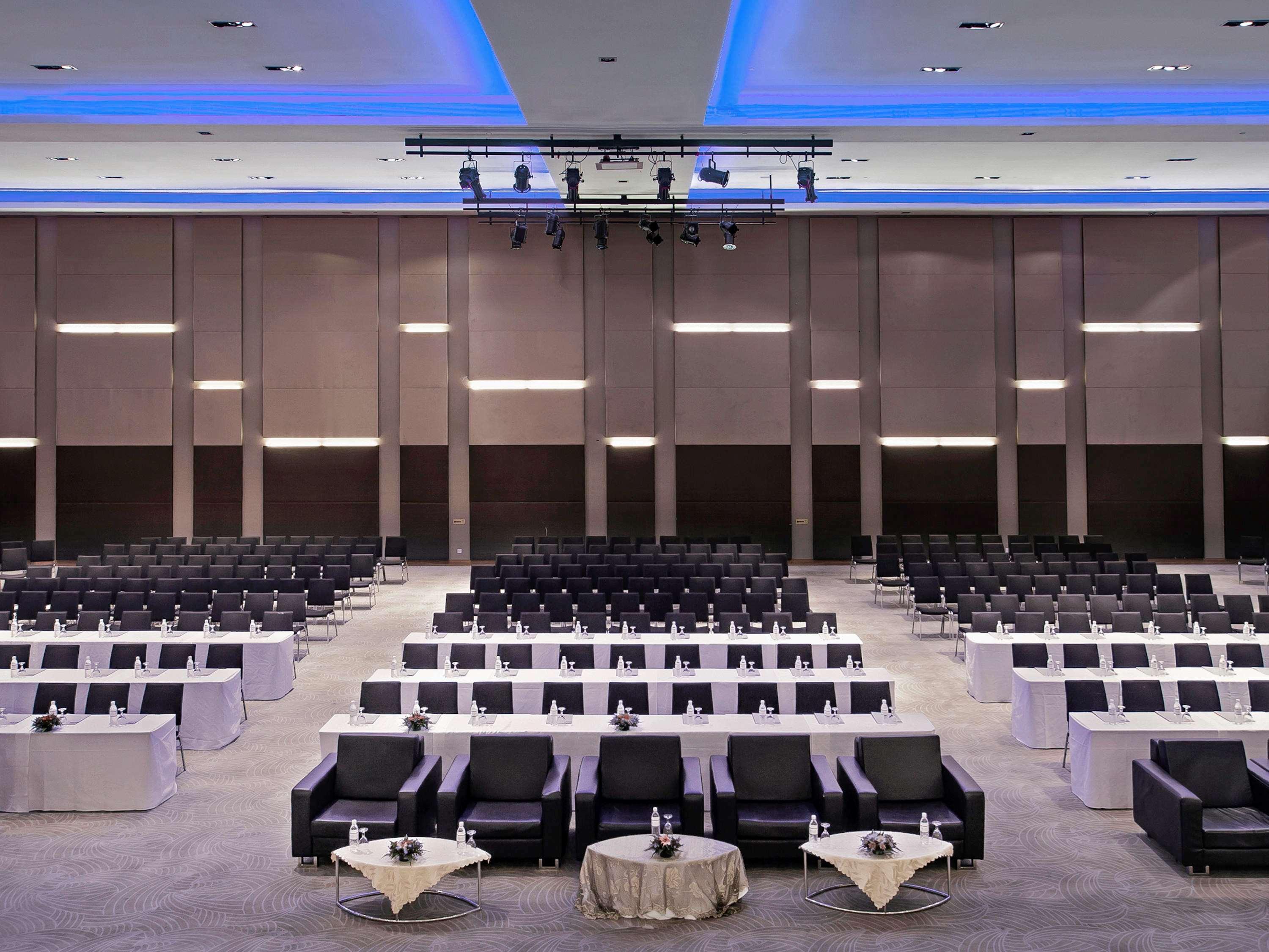 Hotel Pullman Kuching Exterior foto The conference hall