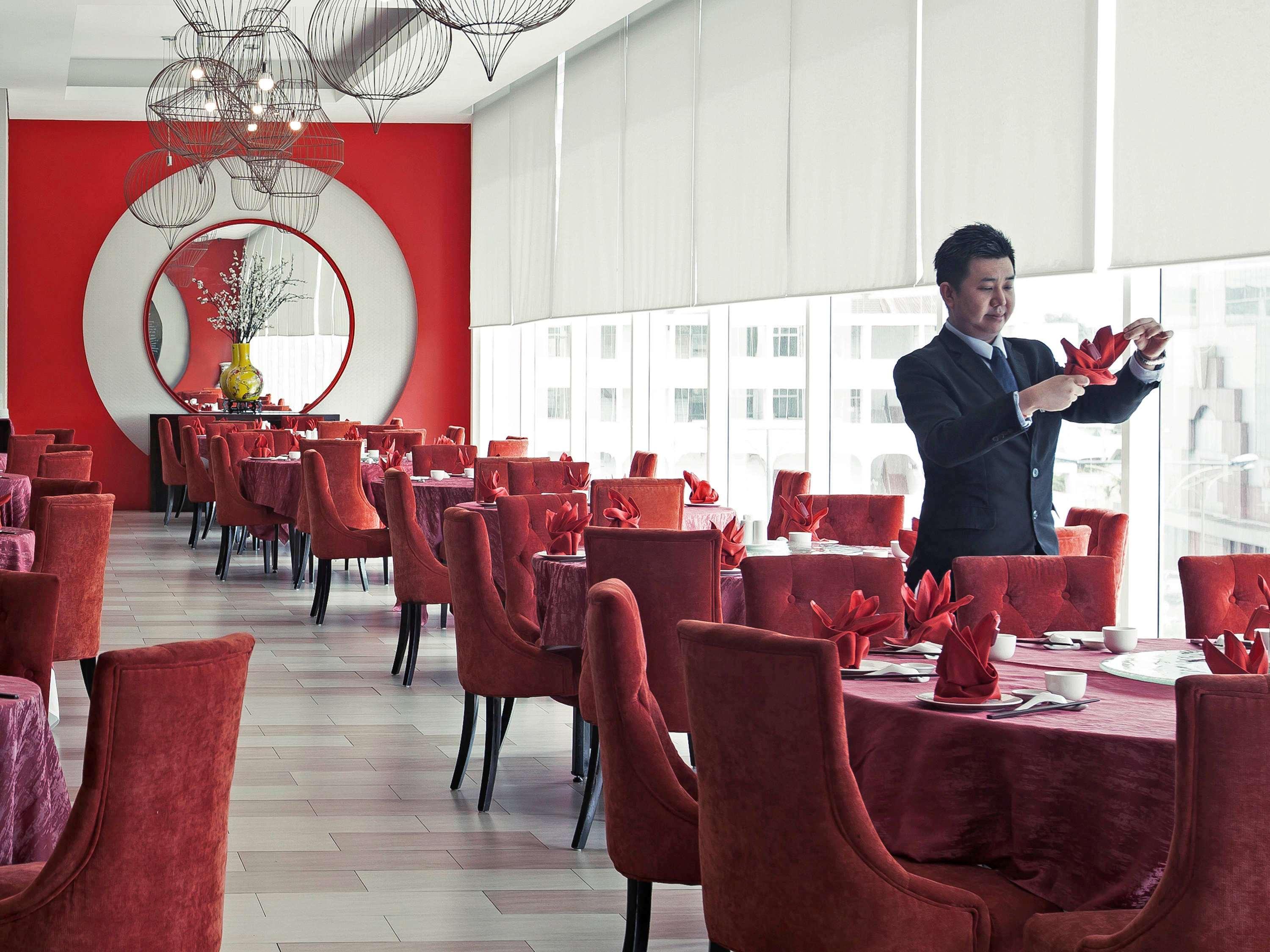Hotel Pullman Kuching Exterior foto A restaurant in a hotel