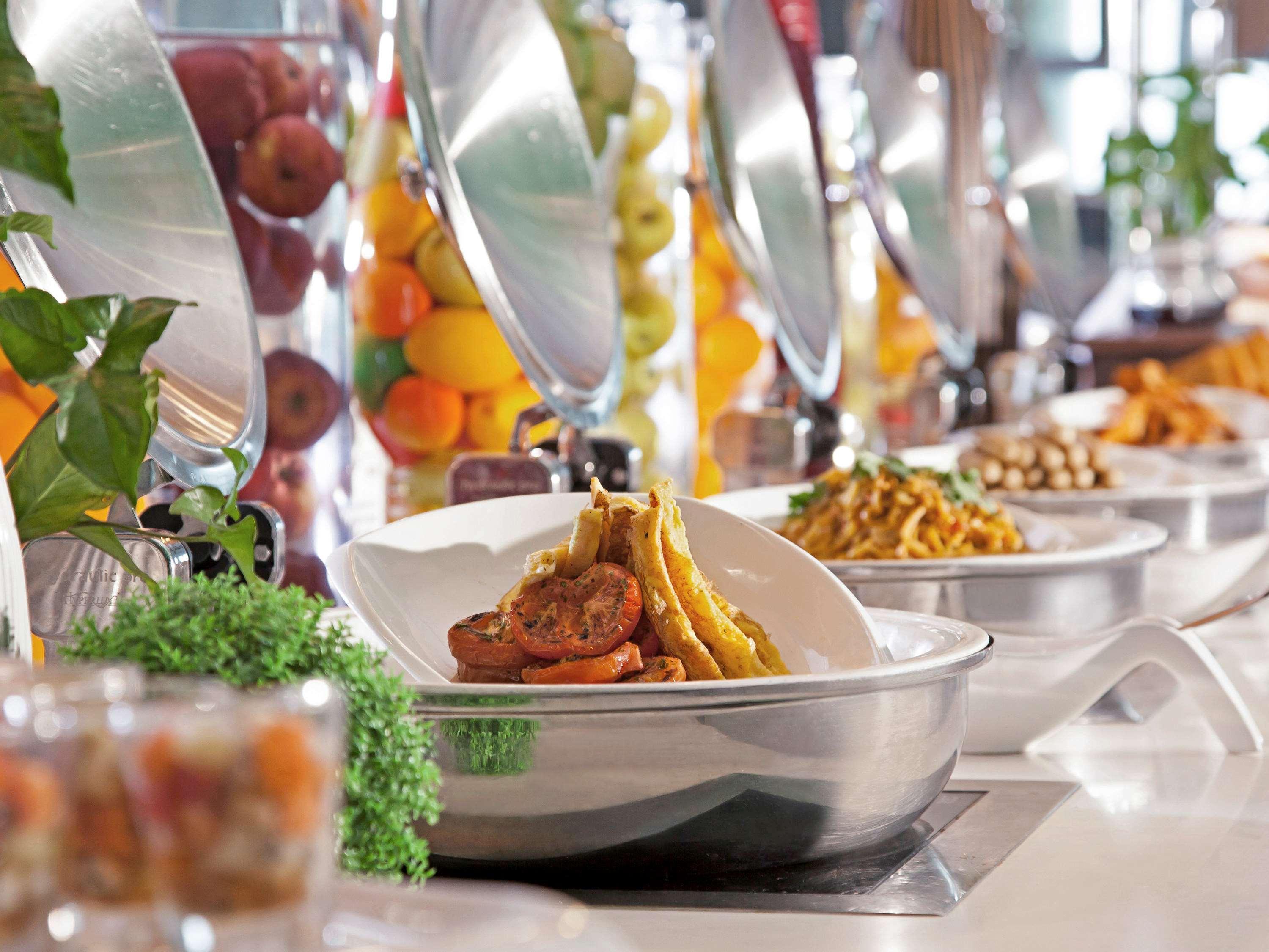Hotel Pullman Kuching Exterior foto A chafing dish