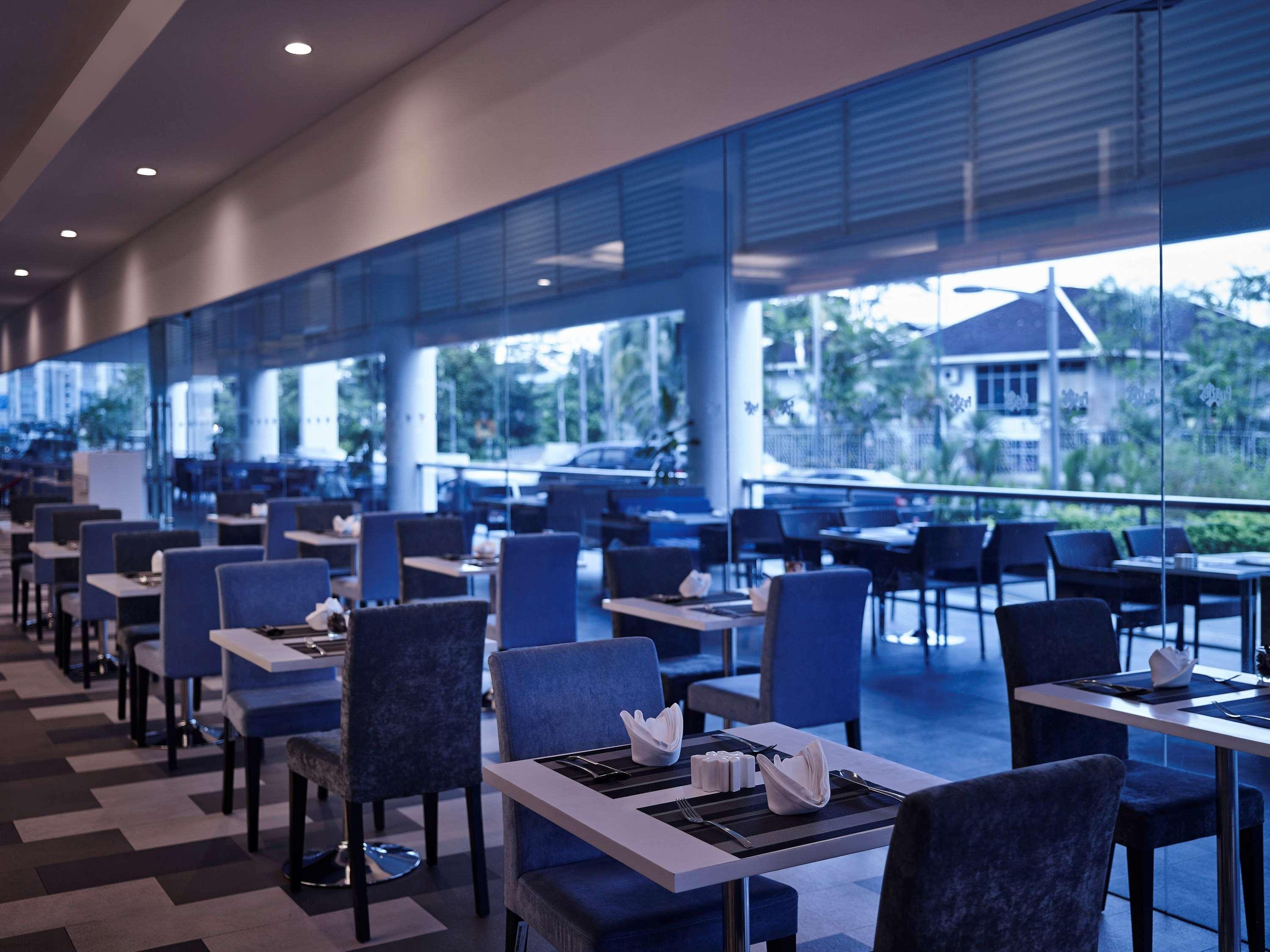 Hotel Pullman Kuching Exterior foto The restaurant at the airport
