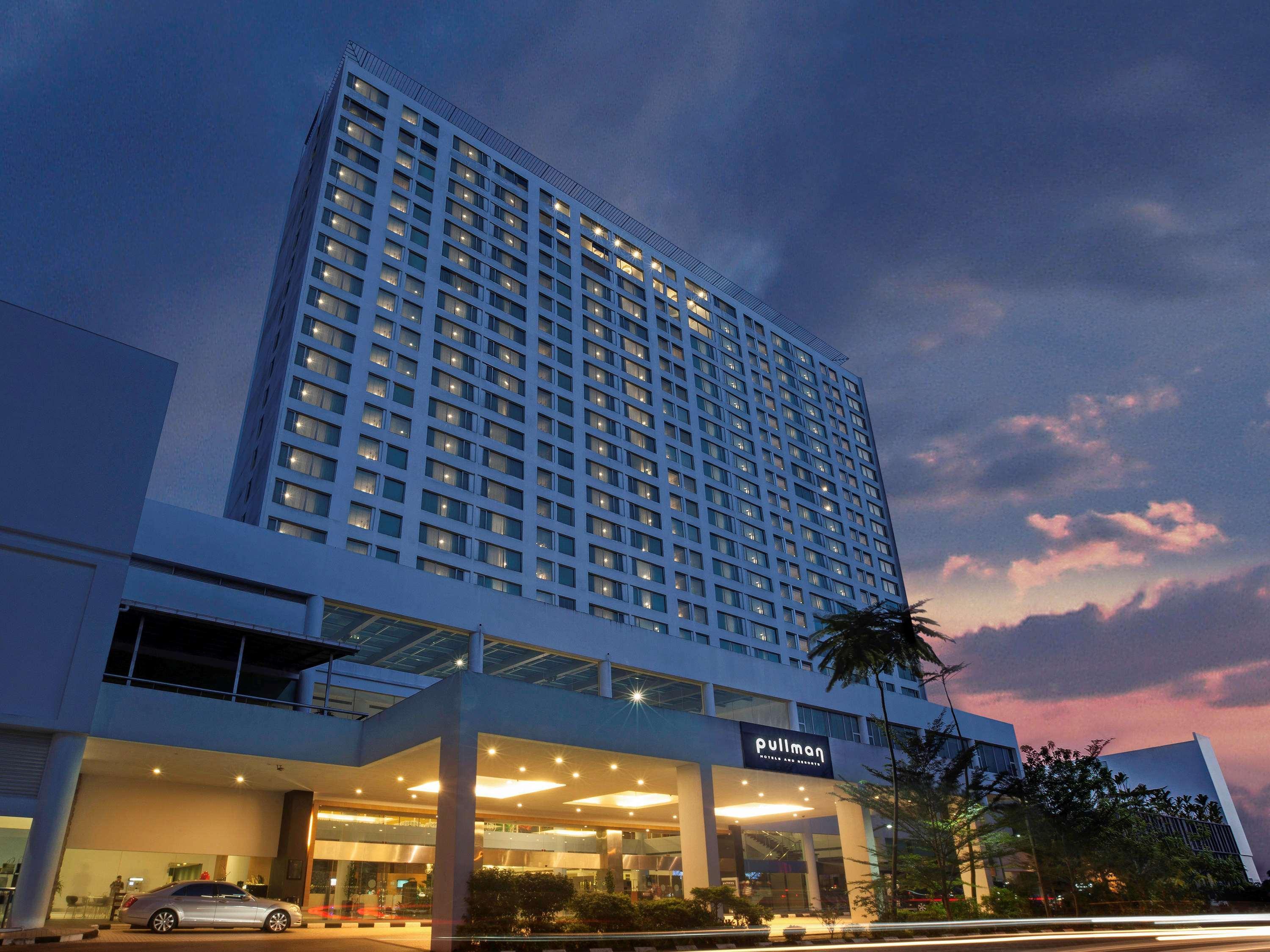 Hotel Pullman Kuching Exterior foto The hotel at dusk