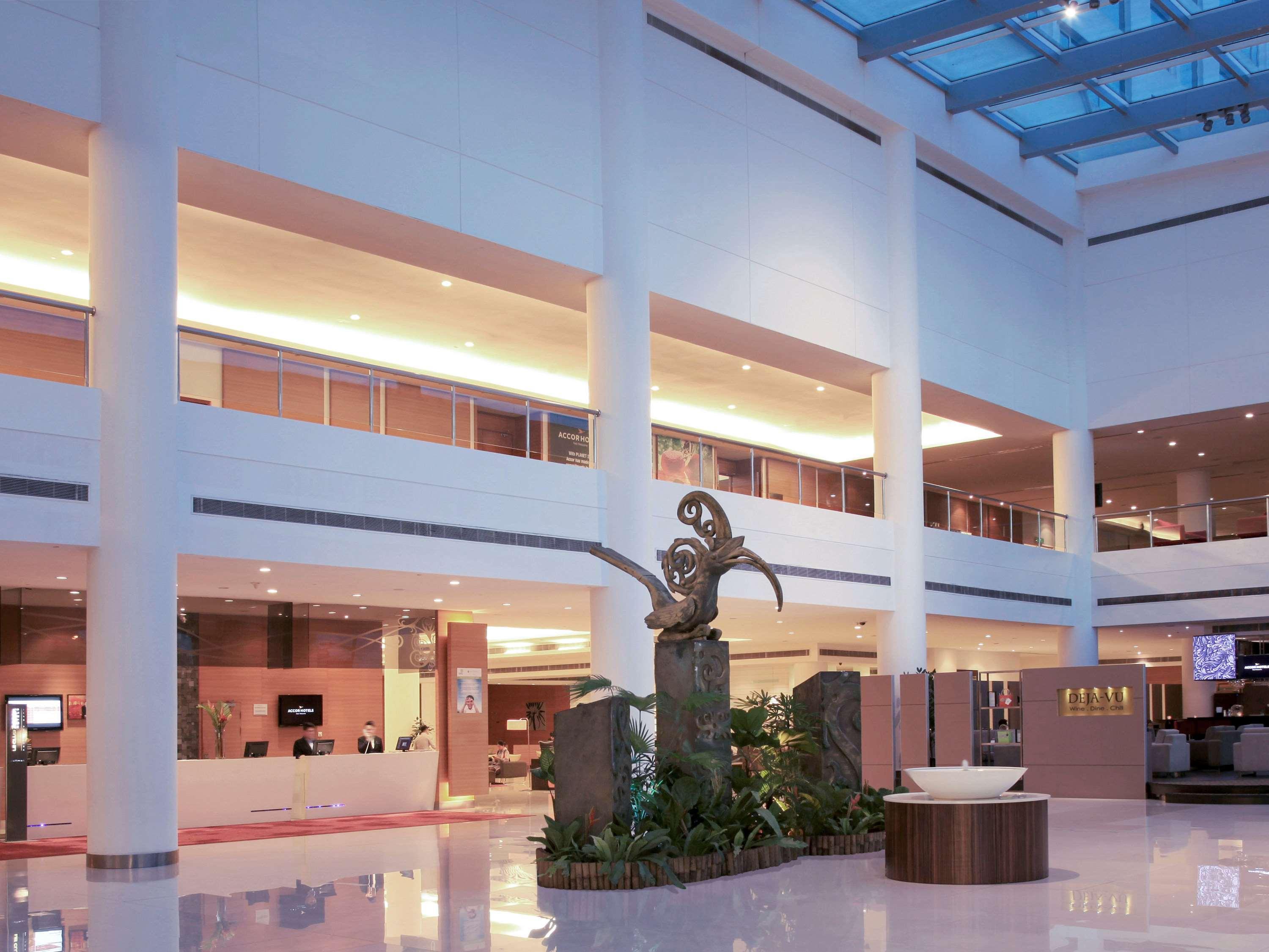Hotel Pullman Kuching Exterior foto The lobby of the hotel