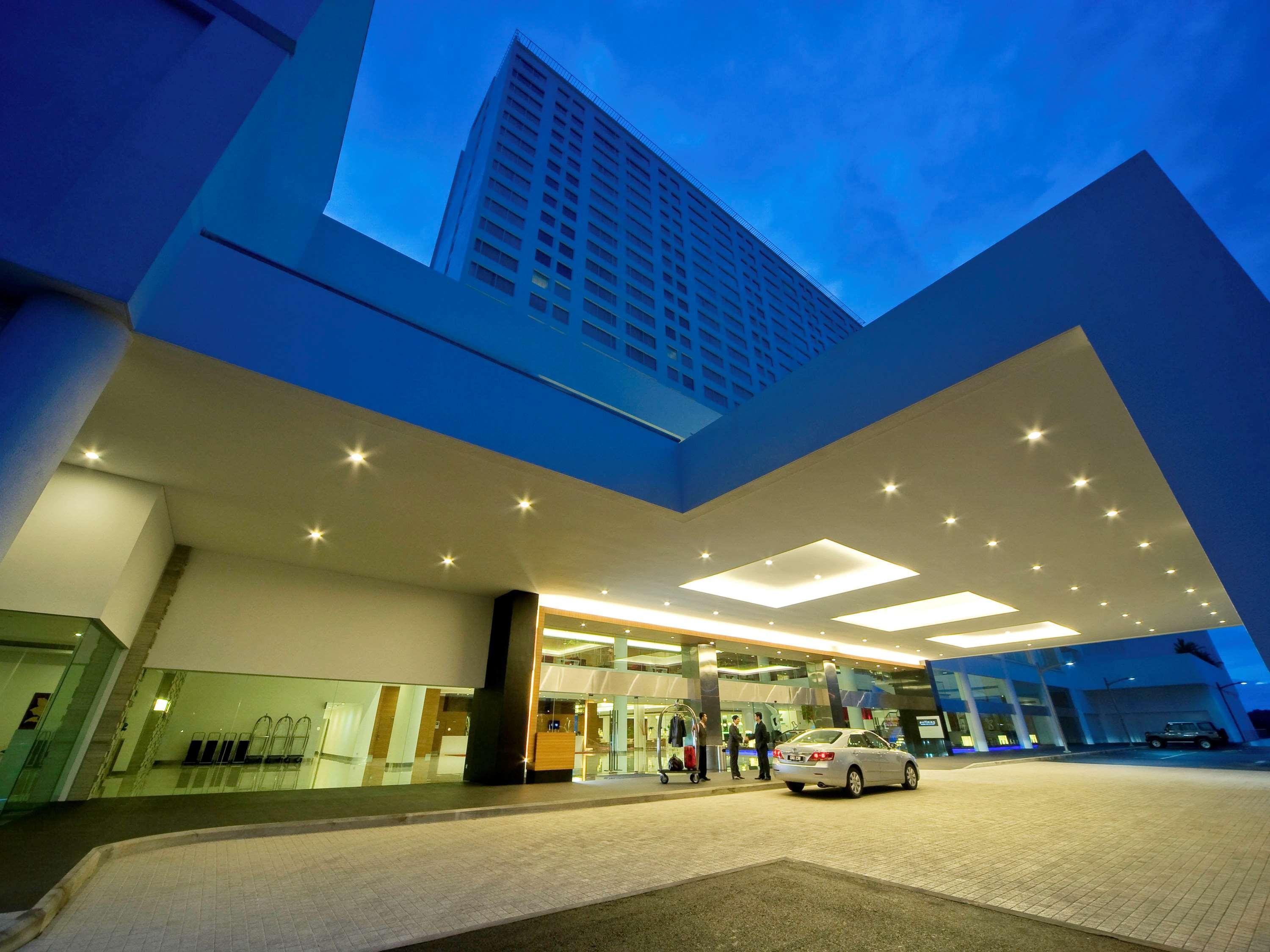 Hotel Pullman Kuching Exterior foto The hotel's main entrance
