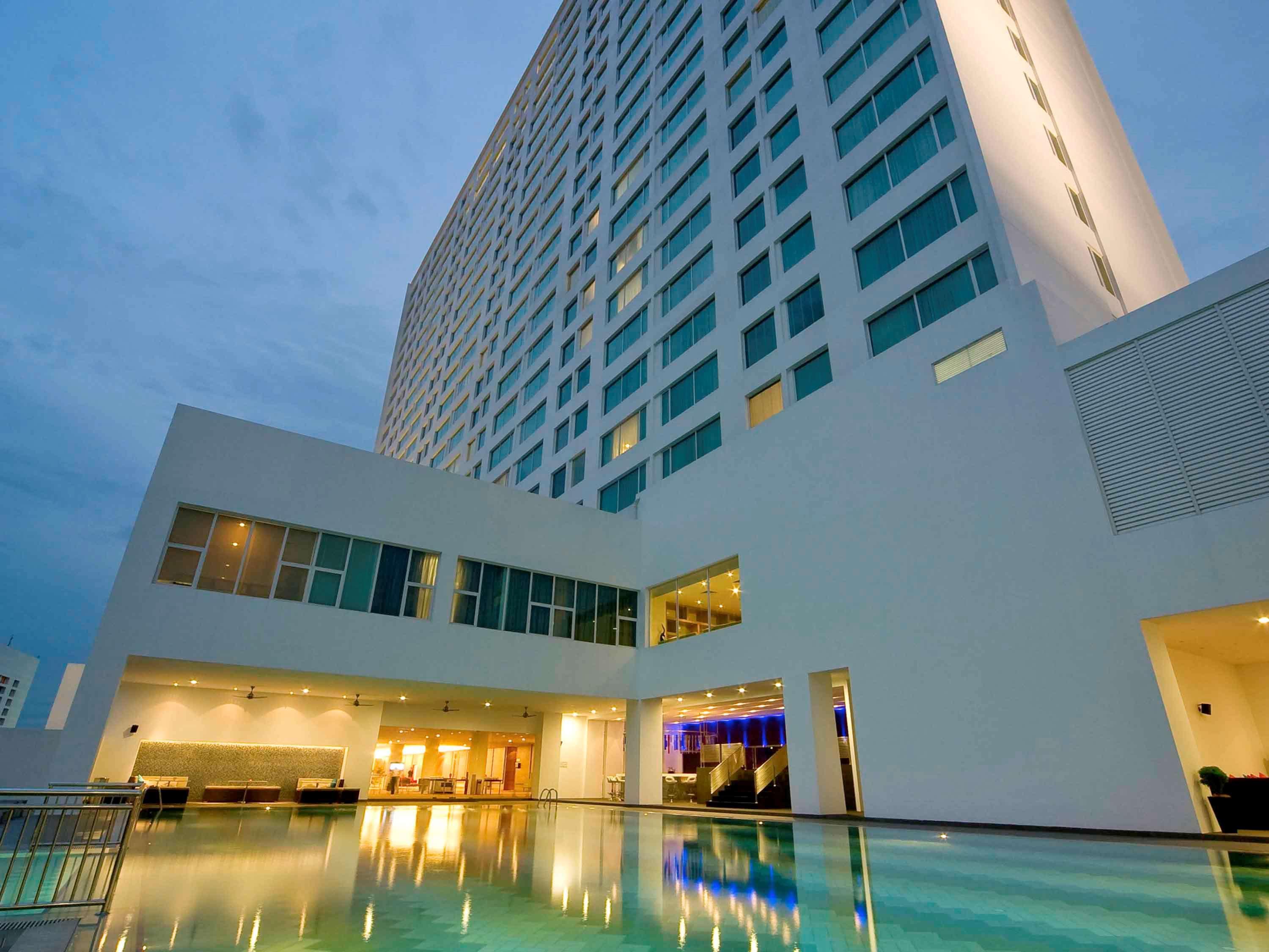 Hotel Pullman Kuching Exterior foto The hotel's swimming pool