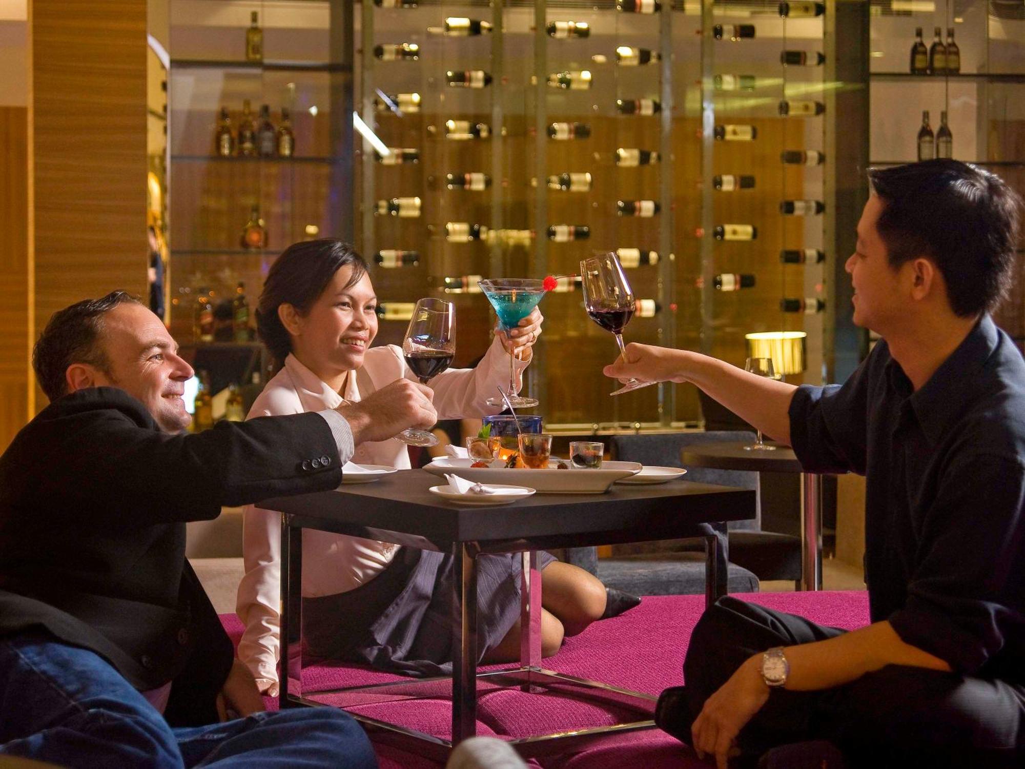 Hotel Pullman Kuching Exterior foto The Wine Bar