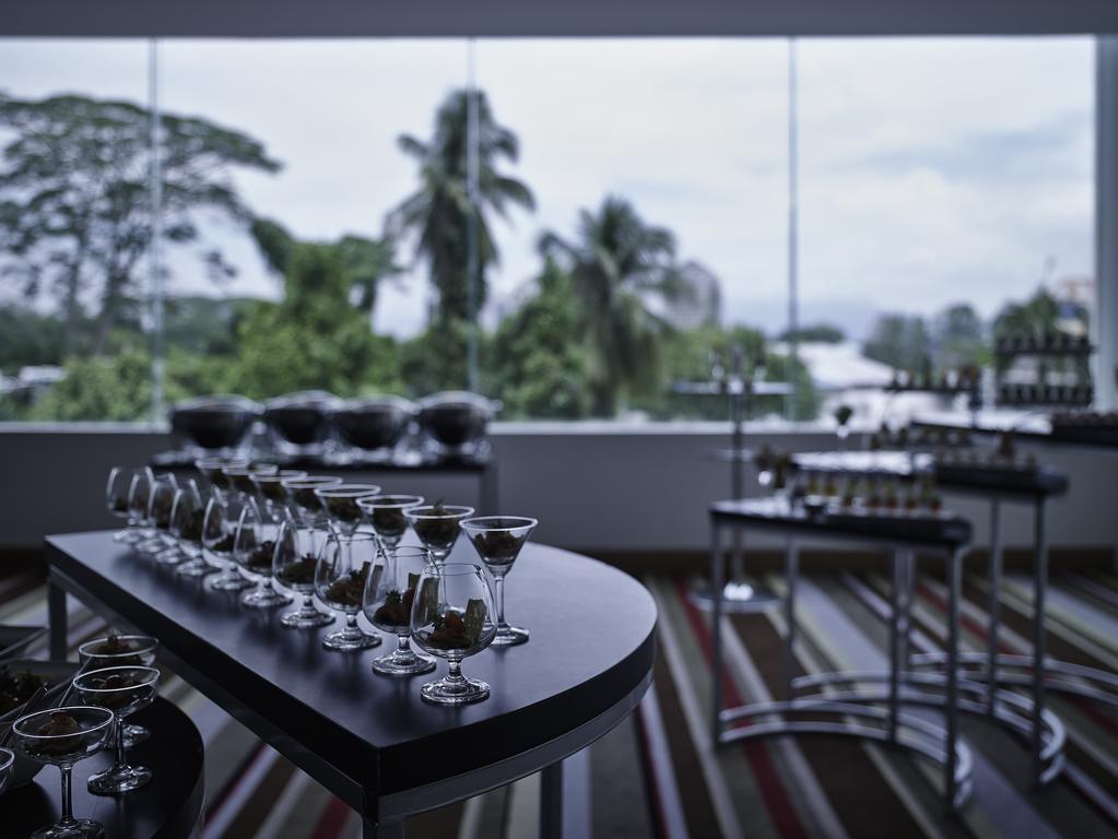 Hotel Pullman Kuching Exterior foto The bar at the 101 bar