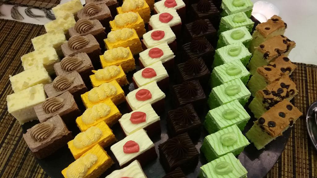 Hotel Pullman Kuching Exterior foto Petit fours
