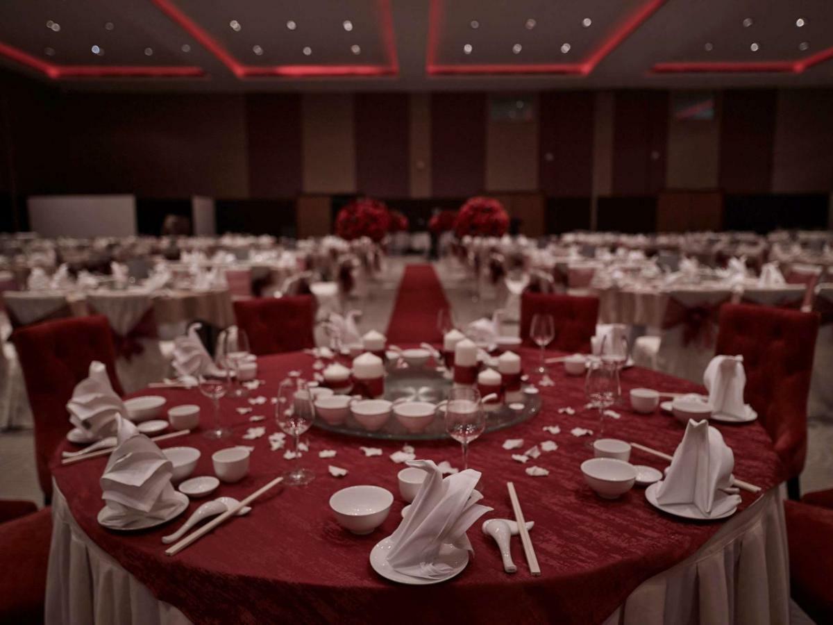 Hotel Pullman Kuching Exterior foto A typical table setting at a Chinese wedding banquet