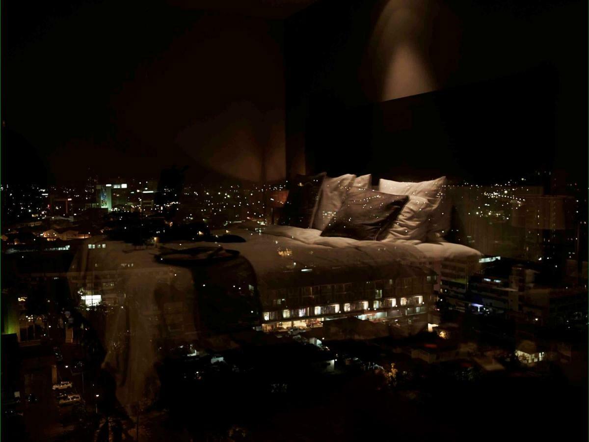 Hotel Pullman Kuching Exterior foto The view from the 100th floor of the building at night